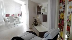 Spacious Apartment in Pozzallo, 110m² with Pool and Sea View