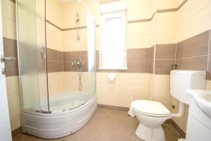 Bright Apartment in Vrsi with Terrace and Garden, 65 m²