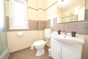 Bright Apartment in Vrsi with Terrace and Garden, 65 m²