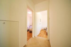 Bright Apartment in Vrsi with Terrace and Garden, 65 m²