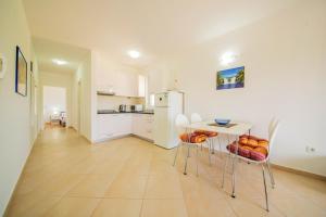 2 bedrooms appartement at Vrsi 350 m away from the beach with enclosed garden and wifi