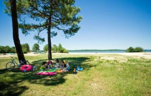 Maisons de vacances Bungalow de 3 chambres avec piscine partagee jardin amenage et wifi a Gastes a 1 km de la plage : photos des chambres