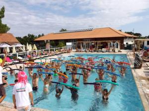 Maisons de vacances Bungalow de 3 chambres avec piscine partagee jardin amenage et wifi a Gastes a 1 km de la plage : photos des chambres