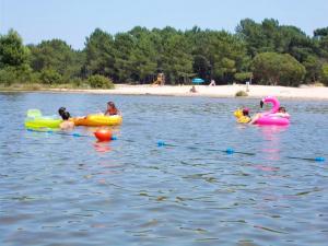 Maisons de vacances Bungalow confortable a Gastes + Piscine : photos des chambres