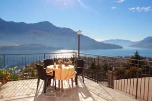 Lake View Apartment in Vercana, Shared Pool