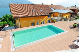 Lake View Apartment in Vercana, Shared Pool