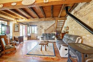 Maisons de vacances Maison de 6 chambres avec piscine privee jardin amenage et wifi a Thenac : photos des chambres