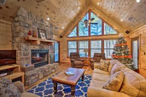Holiday Home room in Ayatia Cabin with Hot Tub about 5 Mi to Broken Bow Lake!