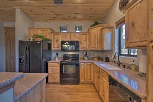 Spacious and Lovely Getaway with Deck in Show Low!