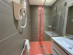 Superior Double Room with Side Seaview - Third Floor room in Hôtel Baptistin