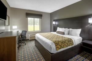King Room - Mobility Access/Non-Smoking room in Baymont by Wyndham Pooler/Savannah