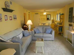 3 Bedroom, 2 Bathroom, Sleeps 10 2 Bunk Beds 2 Queens Bikes & Beach Gear included