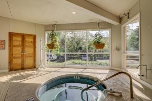 Wonderful Luxury Updated Villamare with Pool Bikes & Beach Gear included