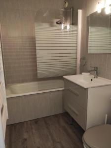 Appartements Les Iris T2 station Alpe Huez : photos des chambres