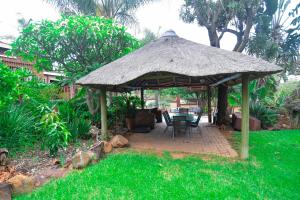 Upmarket Villa with pool & lush garden