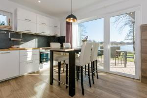 5 Sterne Ferienhaus direkt am See mit Sauna-Kamin-Garten