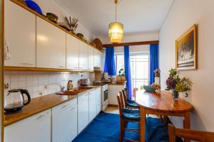 Bright comfy flat near the beach & the city center