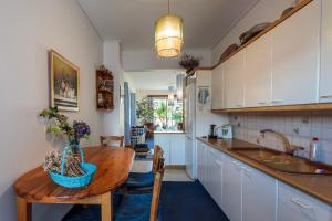 Bright comfy flat near the beach & the city center