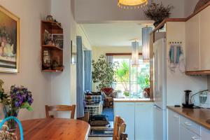 Bright comfy flat near the beach & the city center