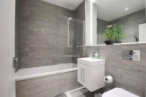 Luxury 1 Bed Flat in St Albans, Modern, WiFi, Six Minutes from Train Station