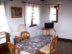 Maisons de vacances Maison d'une chambre avec vue sur la ville jardin amenage et wifi a Puy l'Eveque : photos des chambres
