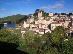 Maisons de vacances Maison d'une chambre avec vue sur la ville jardin amenage et wifi a Puy l'Eveque : photos des chambres