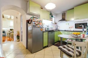 One bedroom appartement at Split 500 m away from the beach with enclosed garden and wifi