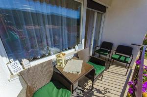 3 bedrooms apartement at Stari Grad 150 m away from the beach with enclosed garden and wifi