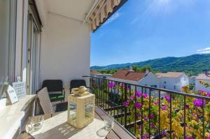 3 bedrooms apartement at Stari Grad 150 m away from the beach with enclosed garden and wifi