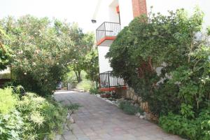 3 bedrooms apartement at Stari Grad 150 m away from the beach with enclosed garden and wifi