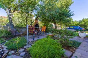 Spacious apartment in Stari Grad, 80 m², serene garden