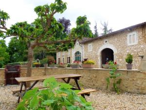 Maisons de vacances Maison de 4 chambres avec piscine partagee jacuzzi et jardin amenage a Saint Front de Pradoux : photos des chambres