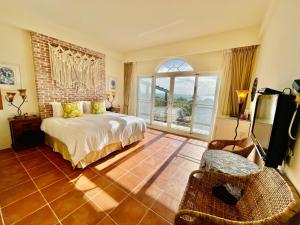 Phòng Deluxe giường đôi Hướng biến Có ban công (Deluxe Double Balcony Sea View)