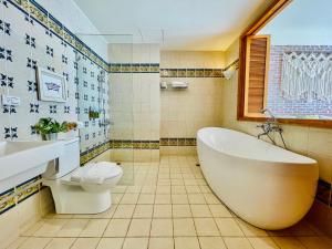 Phòng Deluxe giường đôi Hướng biến Có ban công (Deluxe Double Balcony Sea View)