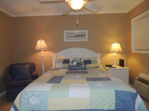 Updated and Classy One BR Oceanview Condo Bikes & Beach Gear included