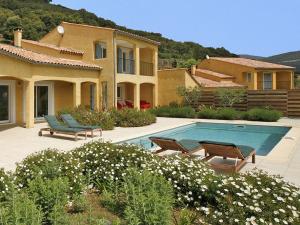 Maisons de vacances Exotic Holiday Home in Ceps with Private Pool : photos des chambres