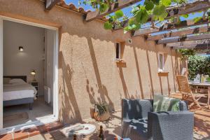 Villas maison kiwi avec piscine chauffee terrasse jardin et bbq a Calvi : photos des chambres