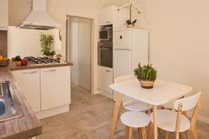 maison kiwi avec piscine chauffée terrasse jardin et bbq à Calvi