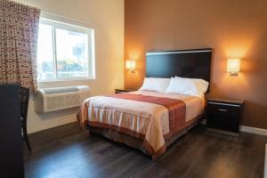 Deluxe Queen Room room in Maywood Inn