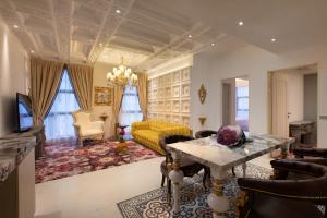 Louis IV room in Arte by Thomas Chan