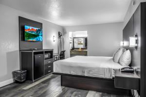 King Room room in SureStay Hotel by Best Western Oklahoma City West