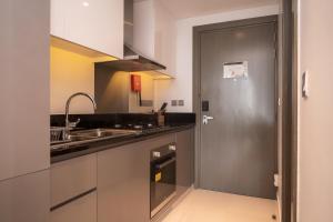 Luton Vacation Homes - Damac Maison Prive Studio, Canal View, Dubai - 16AB03