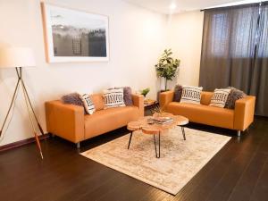 Airy & Tidy 2BR Apt with Free Covered Garage Parking - Central Modern