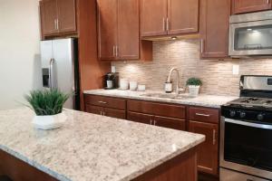 2BR Airy & Tidy Apt with Free Covered Parking - Central Modern