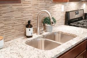 2BR Airy & Tidy Apt with Free Covered Parking - Central Modern