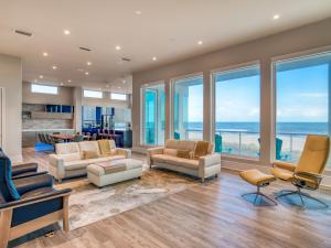 Six-Bedroom House room in Oceanfront Designer Masterpiece - Rooftop Hot Tub home