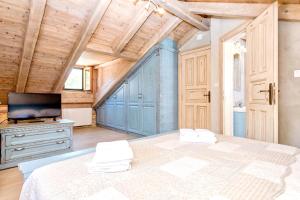 5 bedrooms villa at Stari Grad 900 m away from the beach with private pool furnished garden and wifi