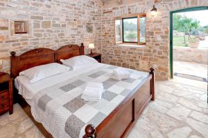 5 bedrooms villa at Stari Grad 900 m away from the beach with private pool furnished garden and wifi