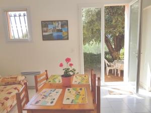 Maisons de vacances Maison d'une chambre avec vue sur la mer jardin amenage et wifi a Alata a 8 km de la plage : photos des chambres