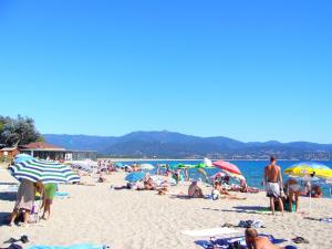 Maisons de vacances Maison d'une chambre avec vue sur la mer jardin amenage et wifi a Alata a 8 km de la plage : photos des chambres